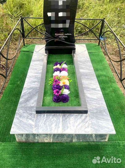 Искусственная трава газон с цветами в цветник