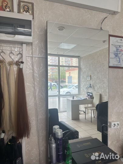 Парикмахерское стол с зеркалами и кресло