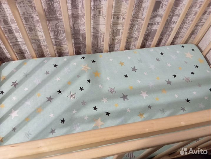 Детская кроватка с маятником