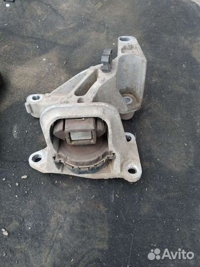 Подушки двигателя Renault Fluence 2010 года