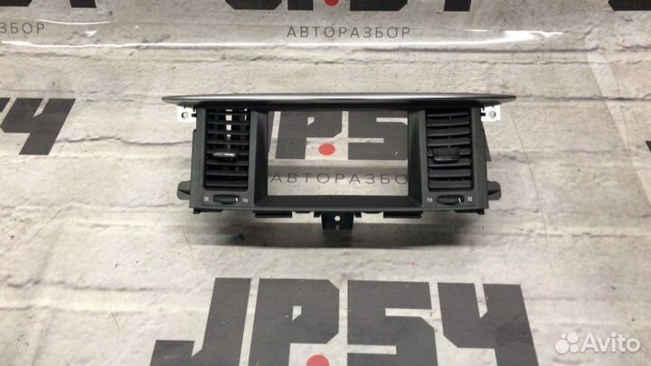 Консоль магнитофона передний правый Infiniti Qx56