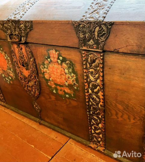 Сундук старинный