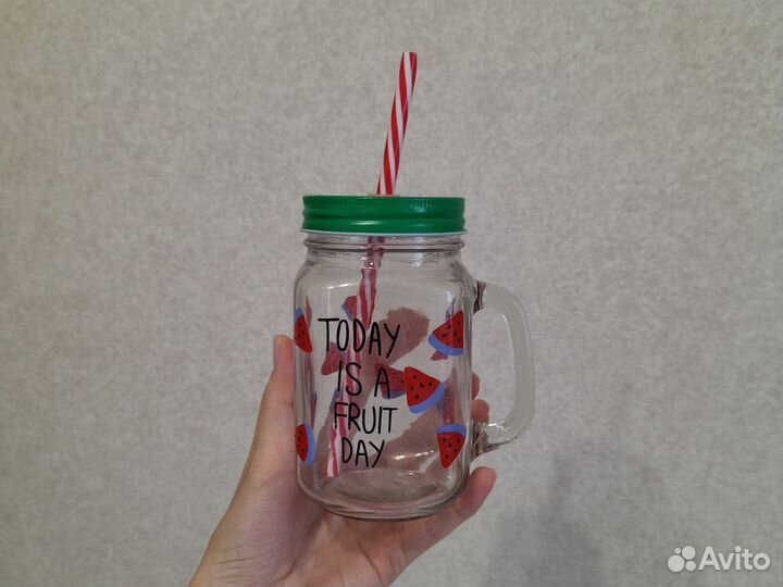 Стакан с крышкой и трубочкой