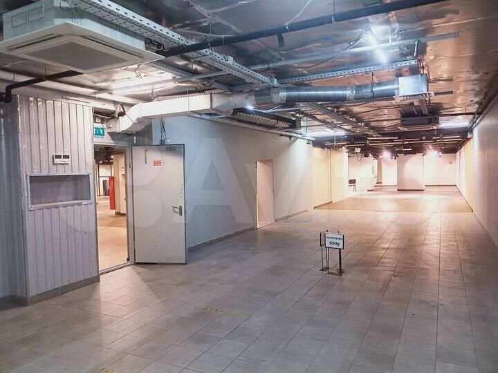 Торговая площадь на 3-м этаже,рядом с метро,672 м²
