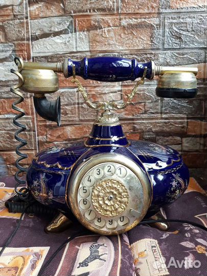 Винтажный телефон из фарфора