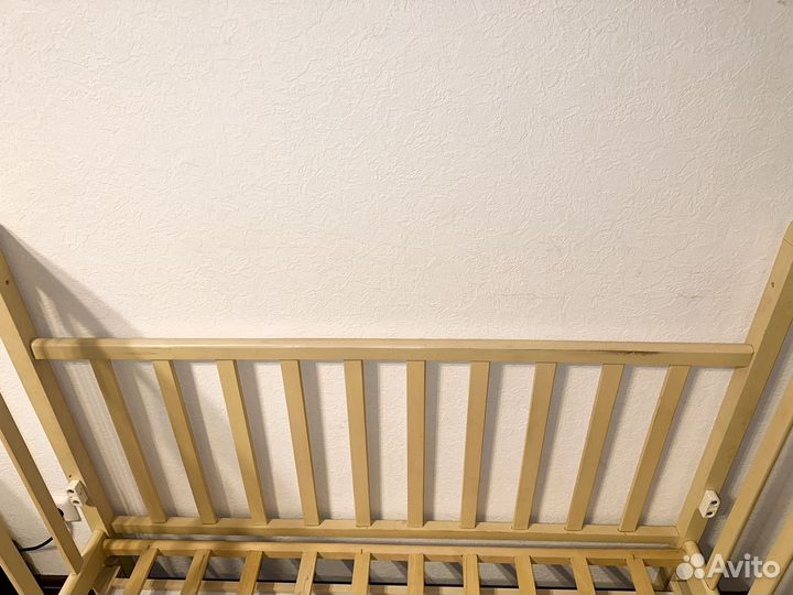 Детская кроватка с маятником и ящиком