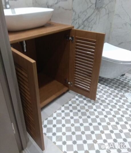 Тумба в санузел с жалюзи на заказ