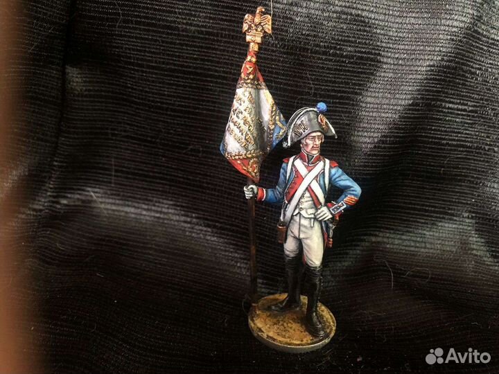 Оловянная фигурка. Французский солдат с флагом