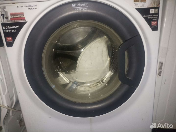 Люк Hotpoint Ariston. Серый, белый. Стиральной маш