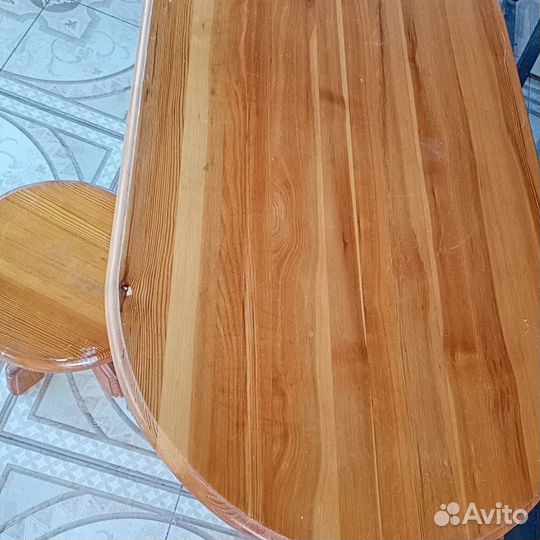 Стол с табуретками