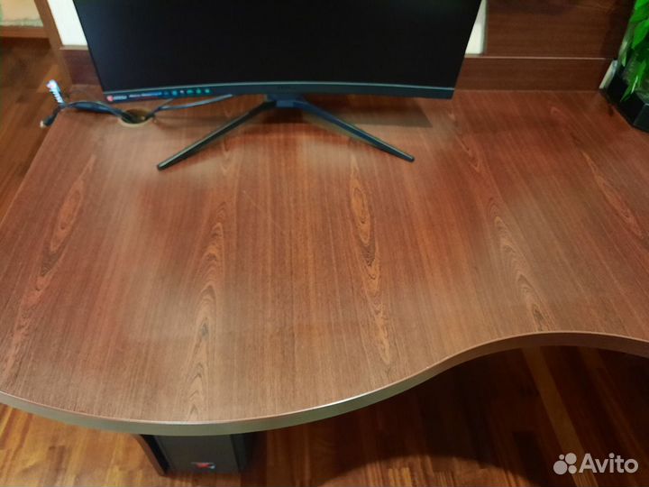 Отдам компьютерный стол бесплатно