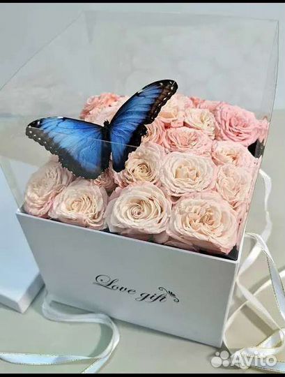 Коробки с цветами и живыми бабочками