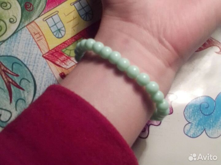 Брелок из красного белого и браслет из бусенок