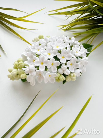 Заколка-автомат с цветами белой сирени