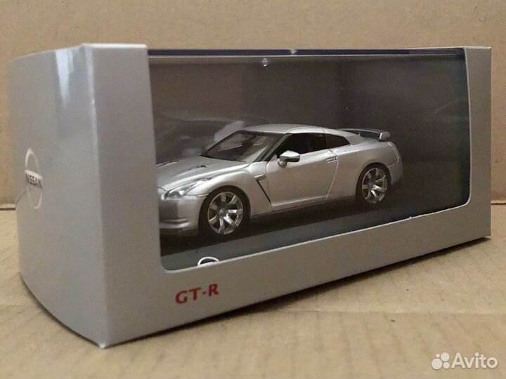 Машина Nissan GT-R 1:43