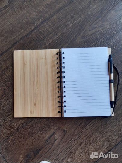 Блокнот из дерева с ручкой