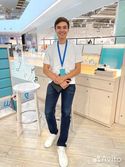 Продавец в магазин технологий бездымного