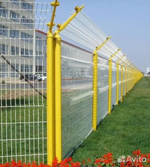 Забор металлический с металлическими столбами каче