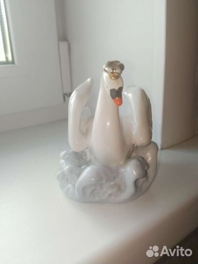 Статуэтка лебедь