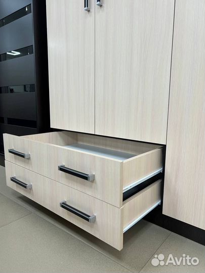 Шкаф распашной с полками