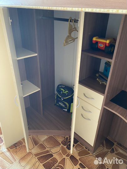 Детский уголок с кроватью и столом