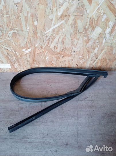 Уплотнитель стекла двери передней тFord Kuga 1