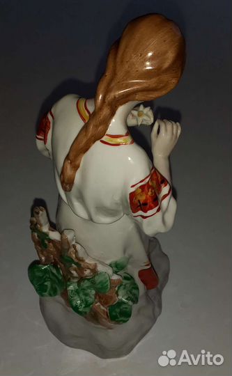 Фарфоровая статуэтка. Девушка с ромашкой