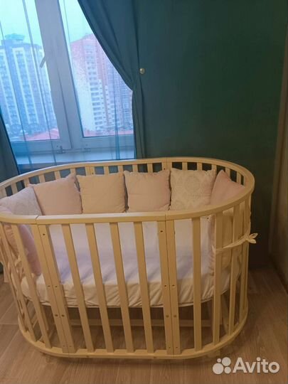 Детская кроватка с маятником круглая