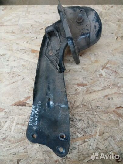 Крепление балки подвески заднее правое Skoda