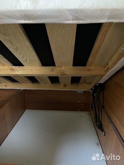 Кровать односпальная с подъемным механизмом