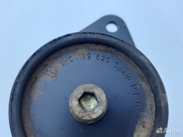 Опора двигателя правая Volkswagen Polo Classic