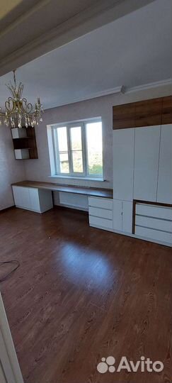 Рабочий стол со шкафом