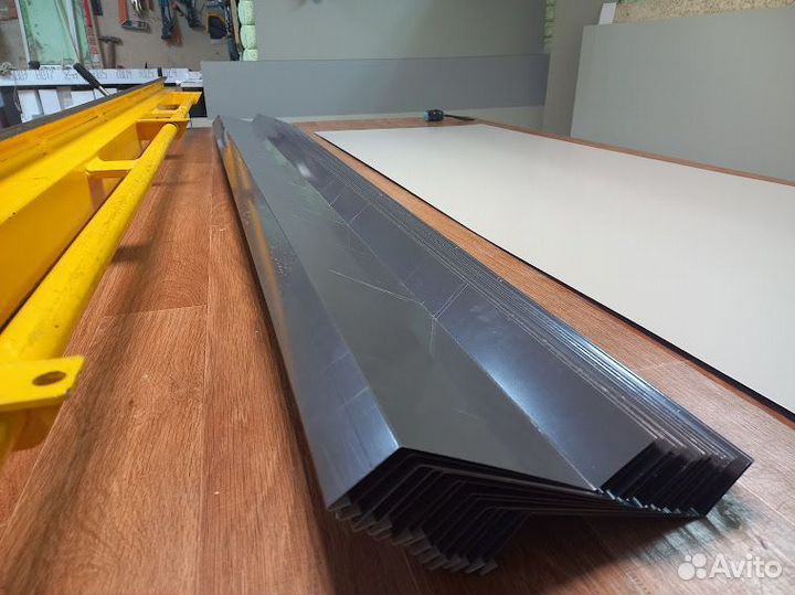 Отливы на цоколь 40*110*40*2000 мм RAL 7024