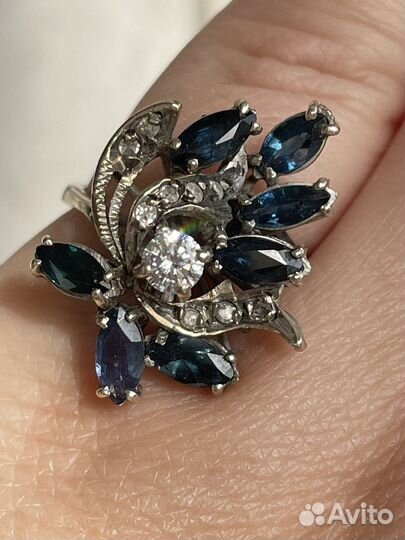 Золотое кольцо с бриллиантом и сапфирами