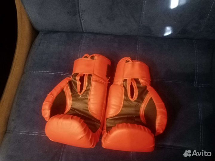 Боксерская груша и боксёрские перчатки