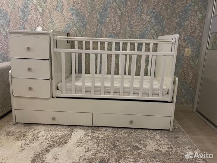 Детская кроватка с маятником и ящиком