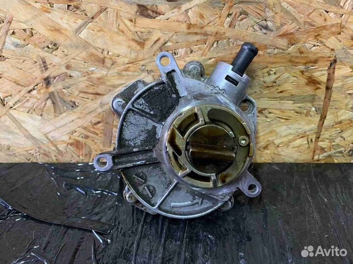 Насос вакуумный Audi A4B7 (8E 2004-2008) 06E 145 1