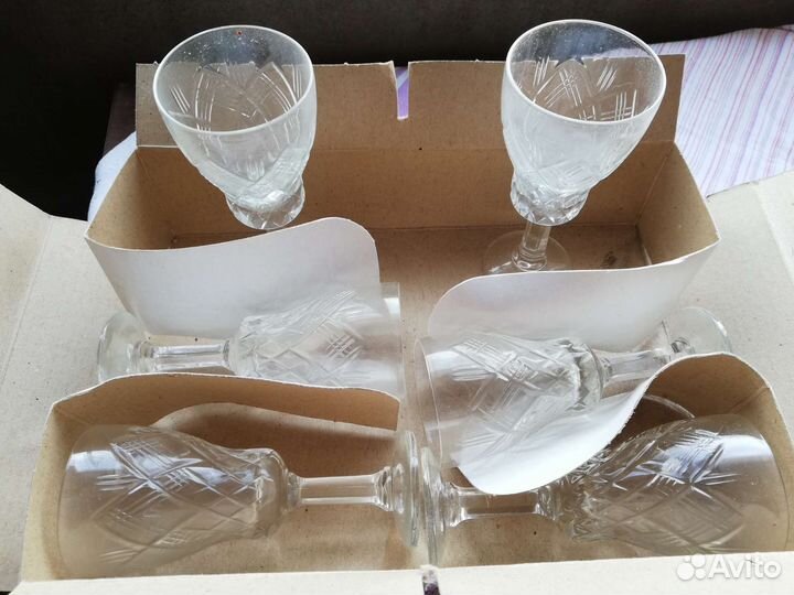 Хрустальные рюмки на ножке