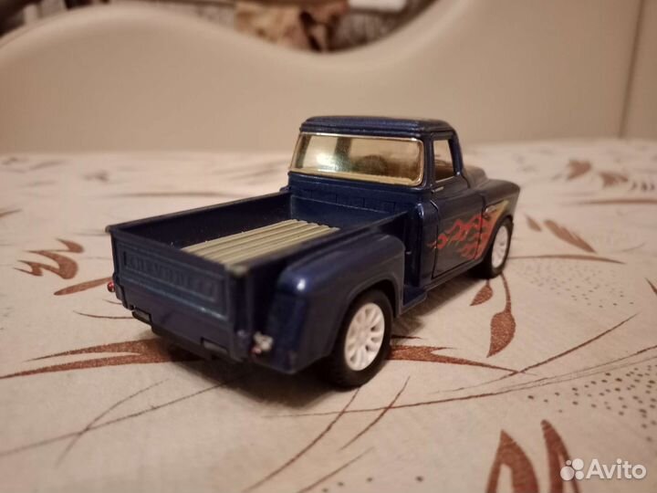 Модель автомобиля Kinsmart 1:36