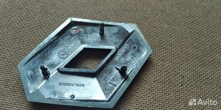 Шильдики Сандеро 1 на дверь багажника