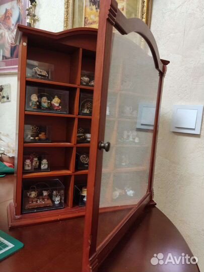 Стеллаж с коллекцией миниатюр. Германия