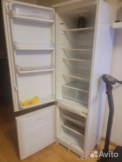 Встраиваемый холодильник ariston