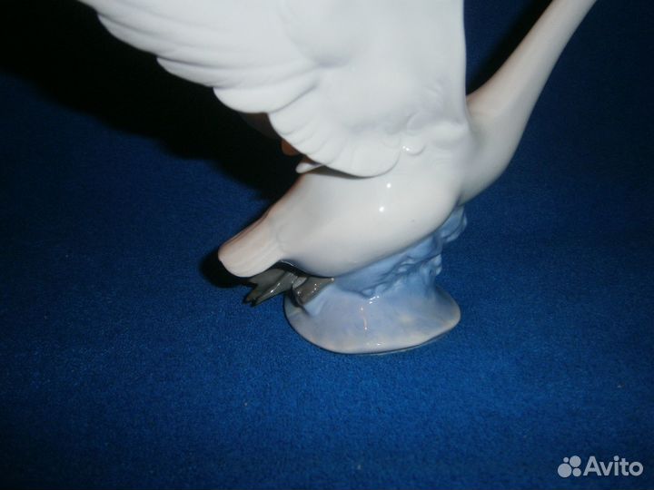 Фарфоровая статуэтка Лебедь Гдр