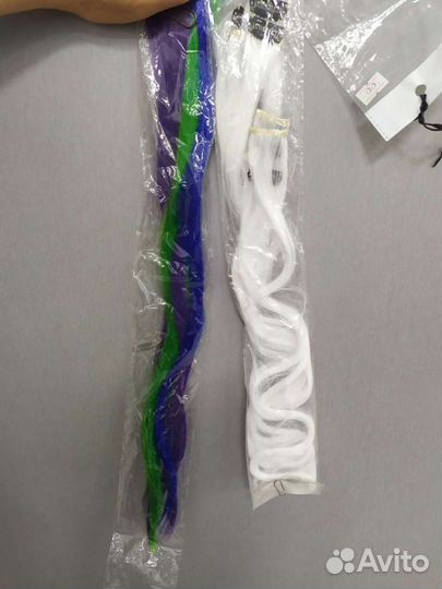 Пряди волос на заколках