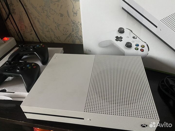 Xbox One s 1tb 2 геймпада идеал