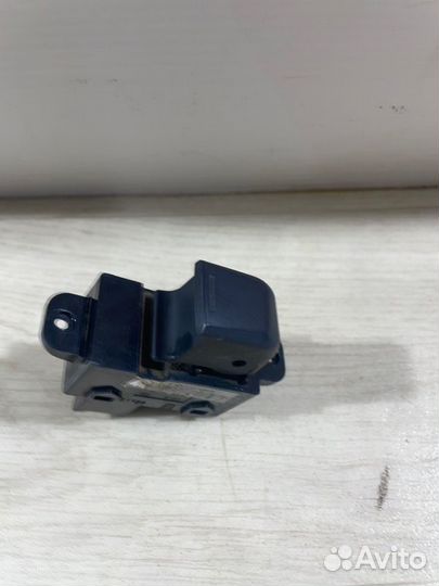 Кнопка стеклоподъемника передняя правая Kia Rio 3