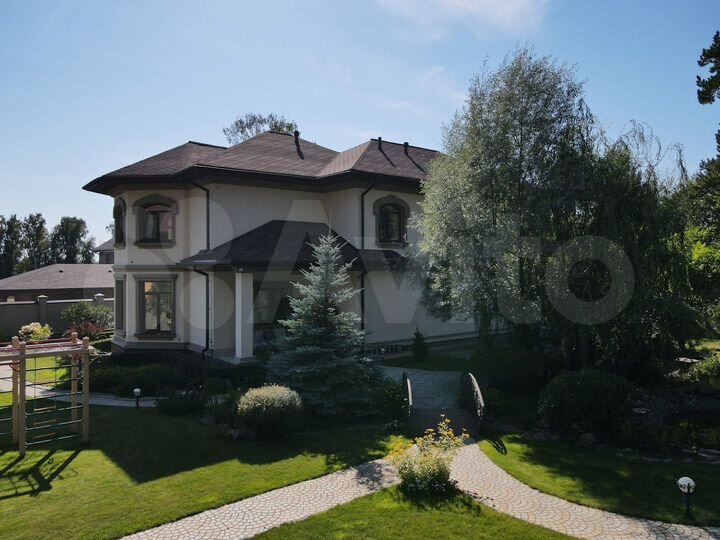 Коттедж 260 м² на участке 20 сот.