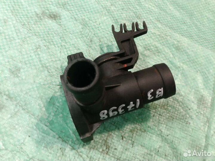 Фланец системы охлаждения Volkswagen Passat B3