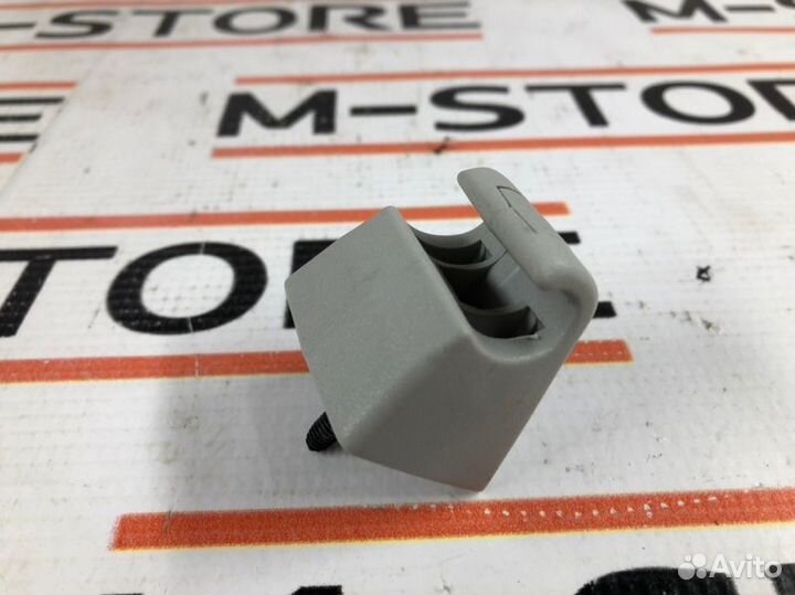 Крючок солнцезащитного козырька Mercedes-Benz