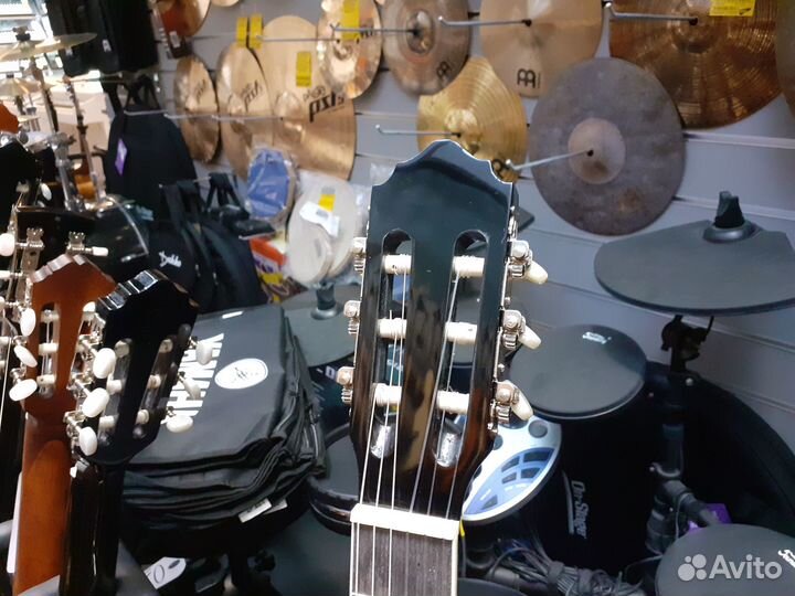 Классическая гитара с подставкой под ногу